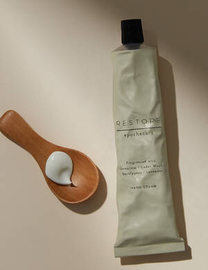 marksandspencer apothecary T224965S krem na ruce apothecary restore s vuni pelargonie a cedroveho dreva a eukalyptu a levandule 199Kc.jpg